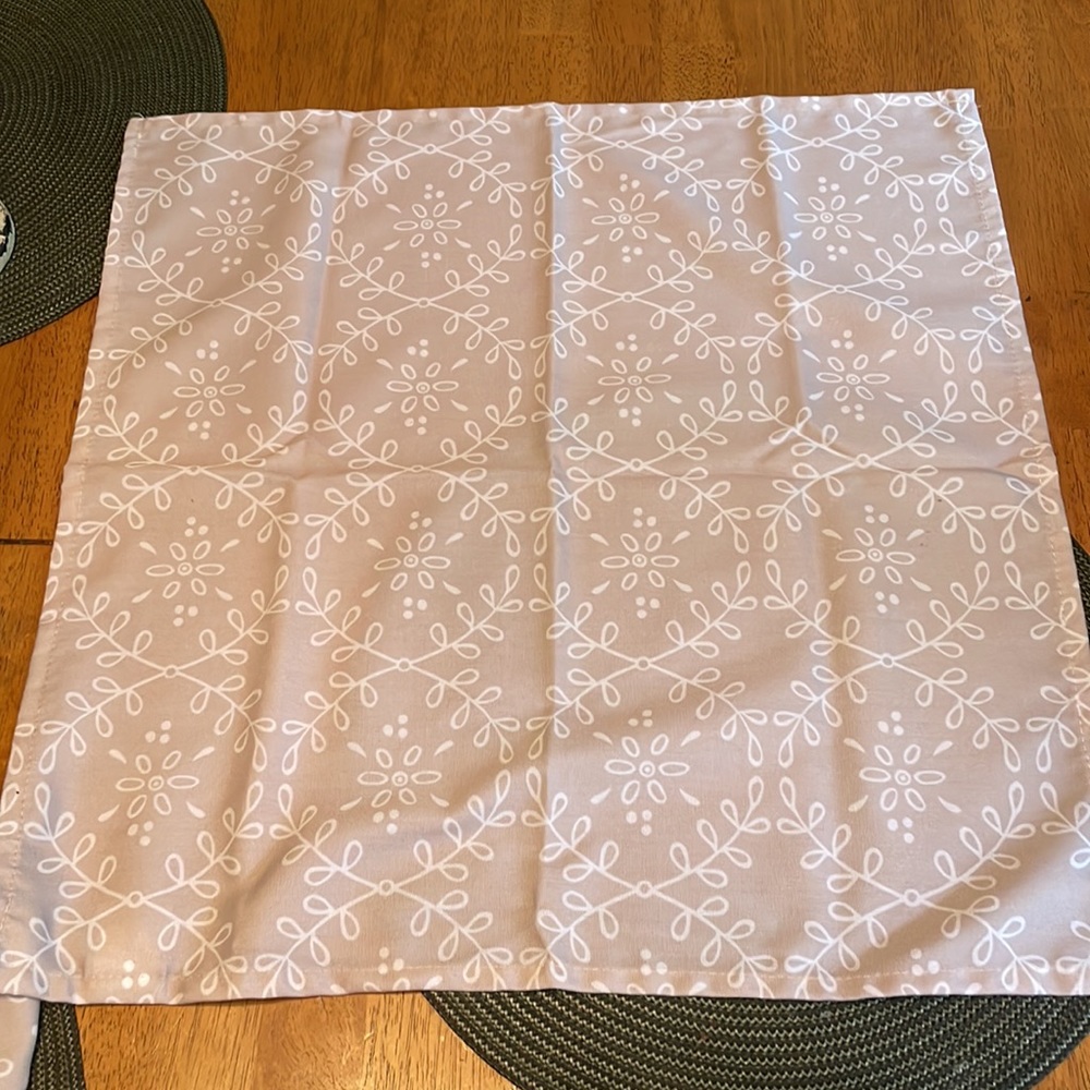 Food Network napkins and extra placemats - Picture 4 of 9